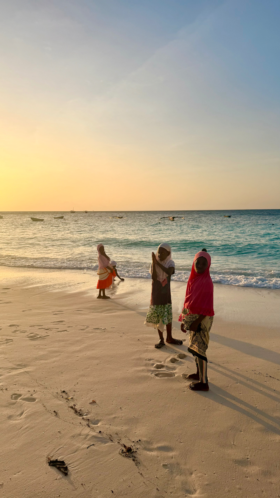 Bambini sulla spiaggia di Zanzibar al tramonto