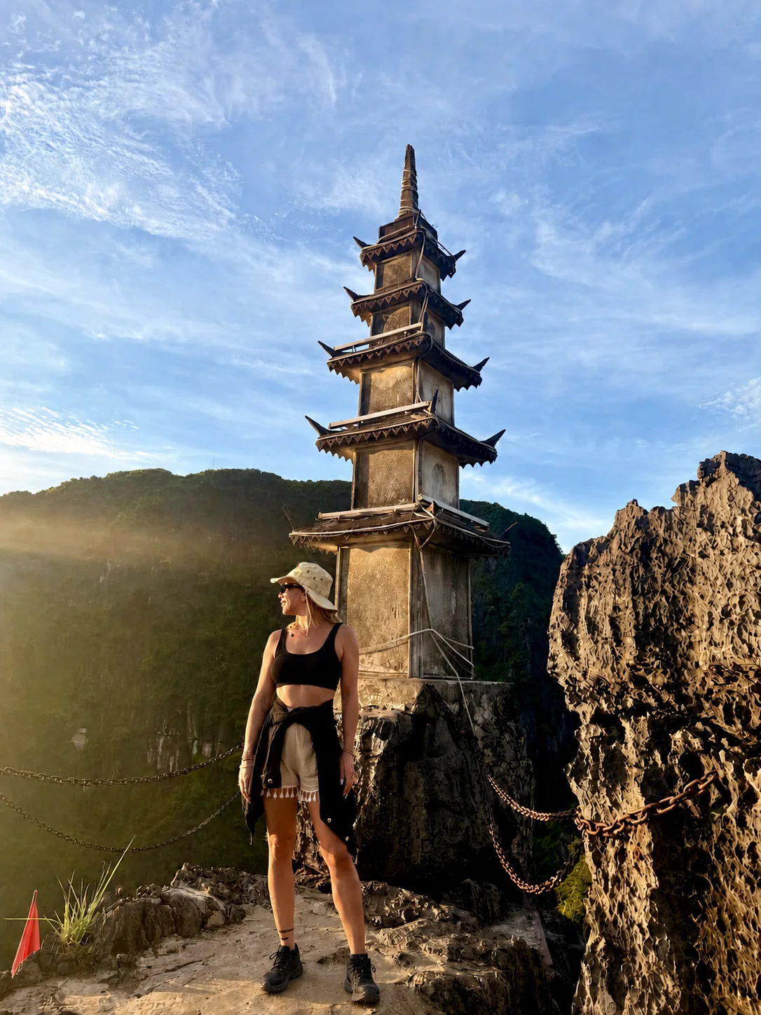 Sissi in Vietnam, davanti a una pagoda tradizionale