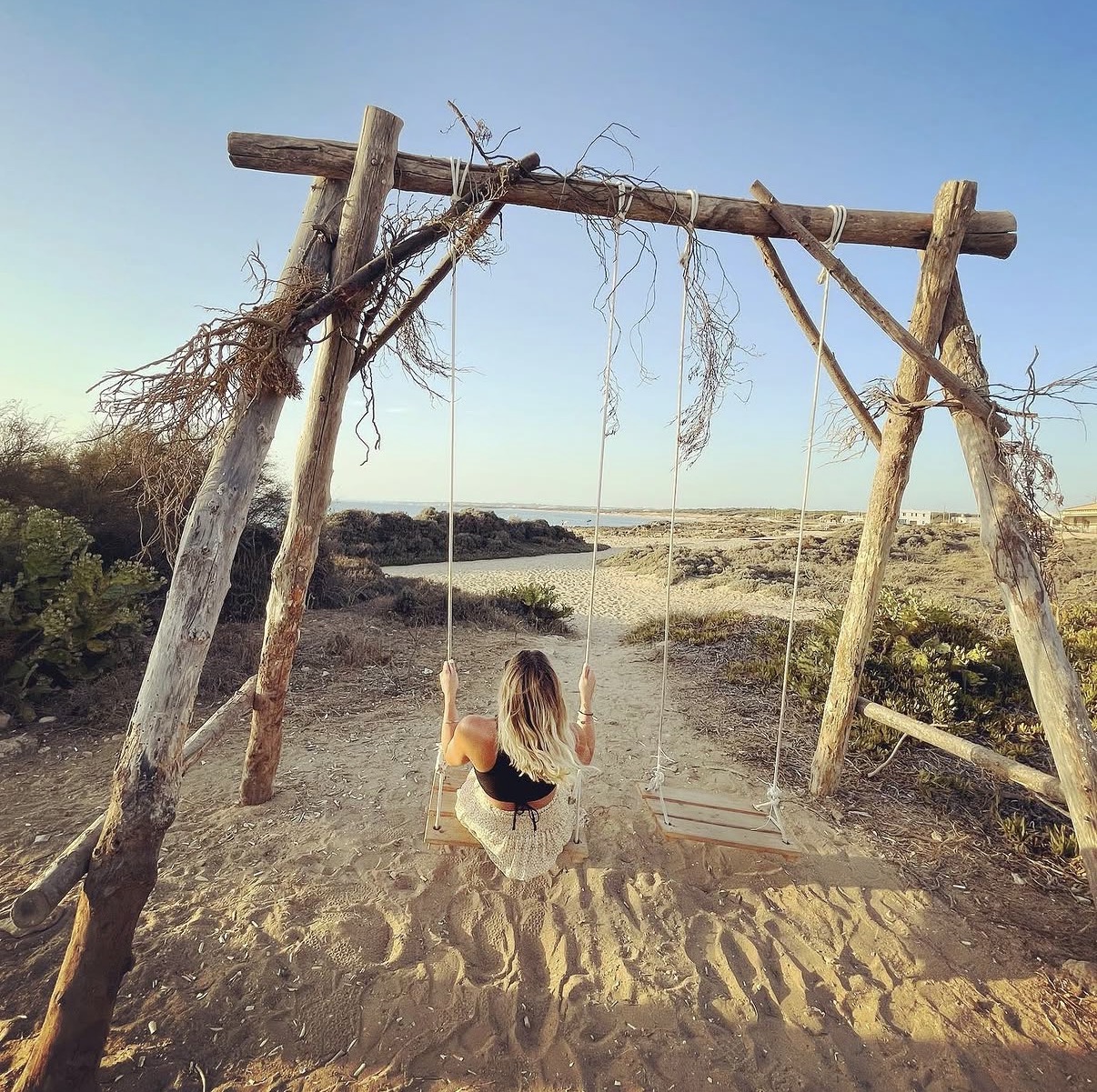 Altalena in legno sulla spiaggia in Sicilia, Italia