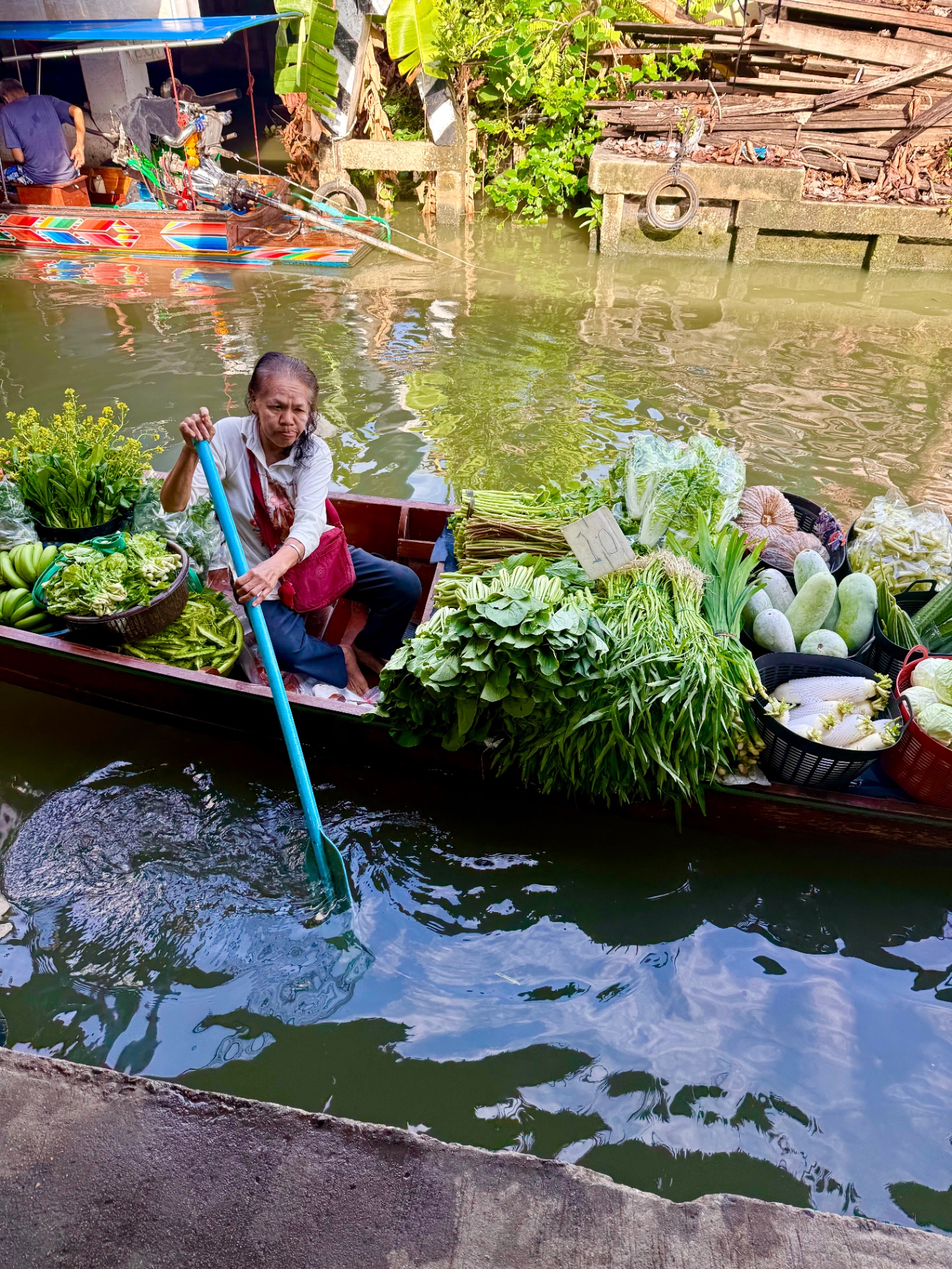 Mercato galleggiante in Thailandia con barche cariche di verdure