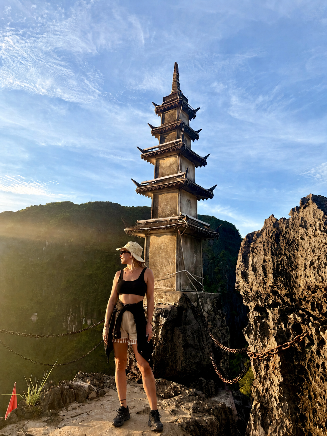 Sissi in Vietnam, davanti a una pagoda tradizionale
