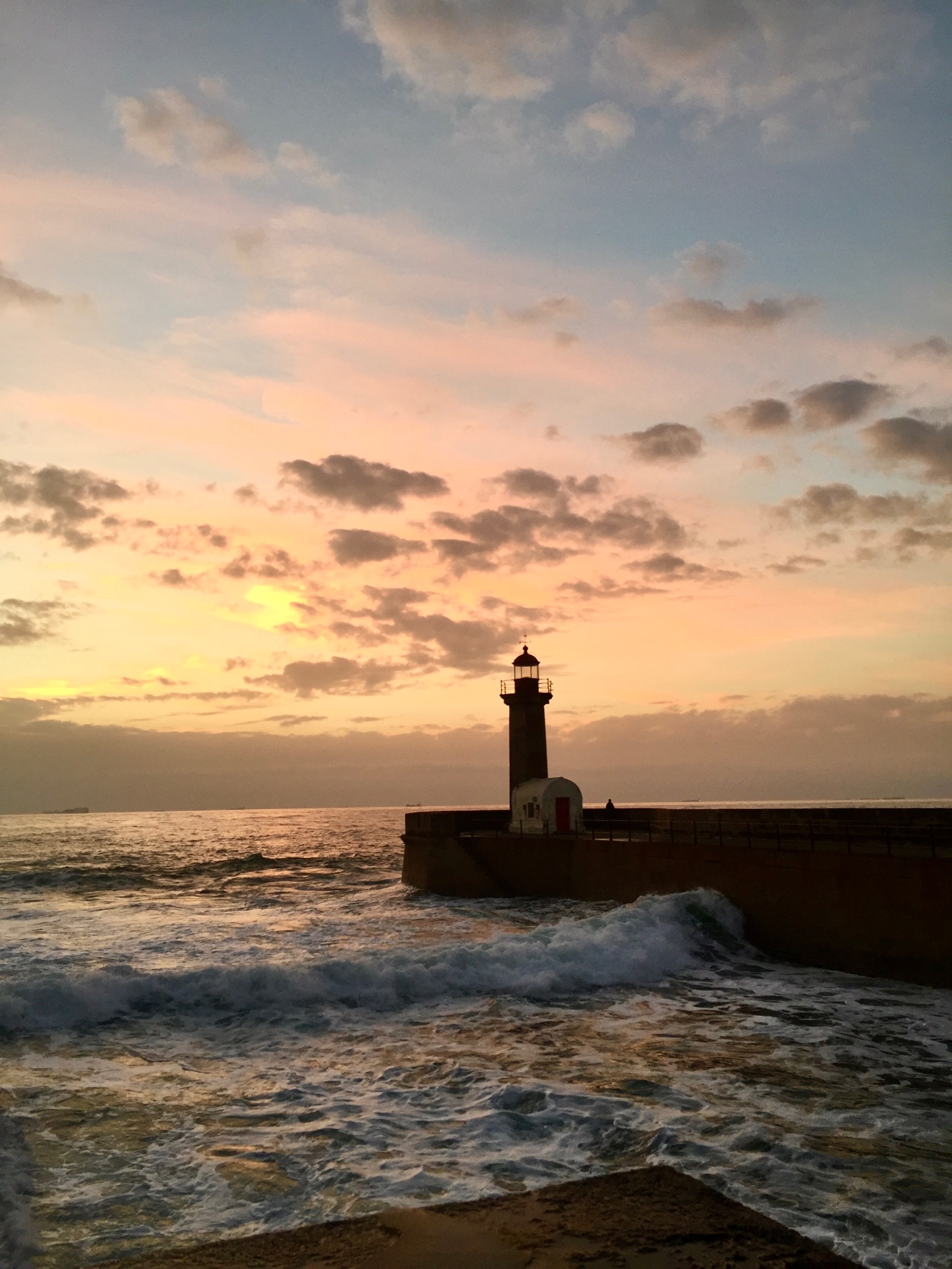 Faro sul mare al tramonto in Portogallo