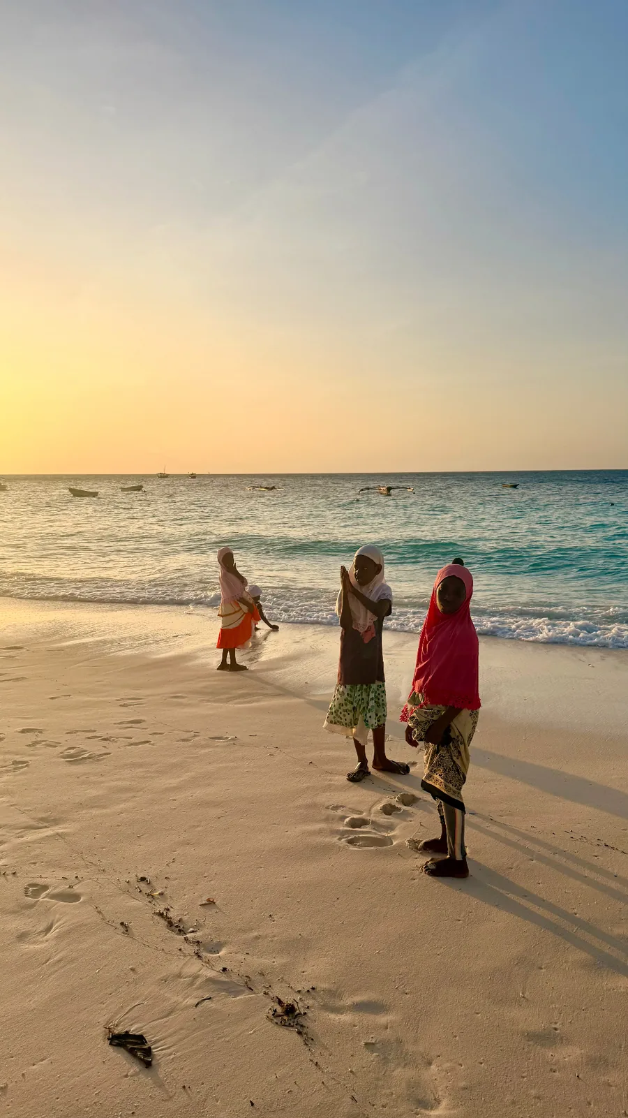 Bambini sulla spiaggia di Zanzibar al tramonto
