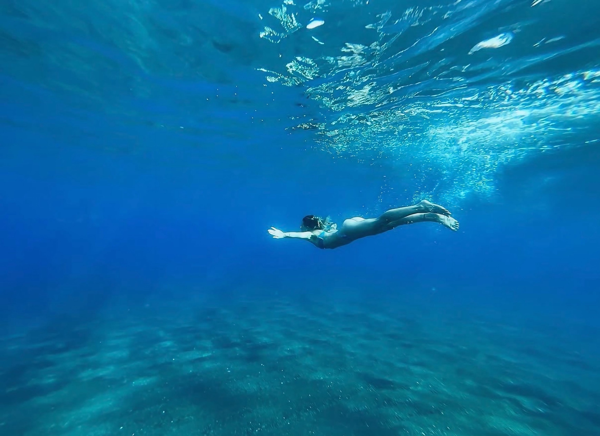 Nuotare sott'acqua nel mare della Grecia
