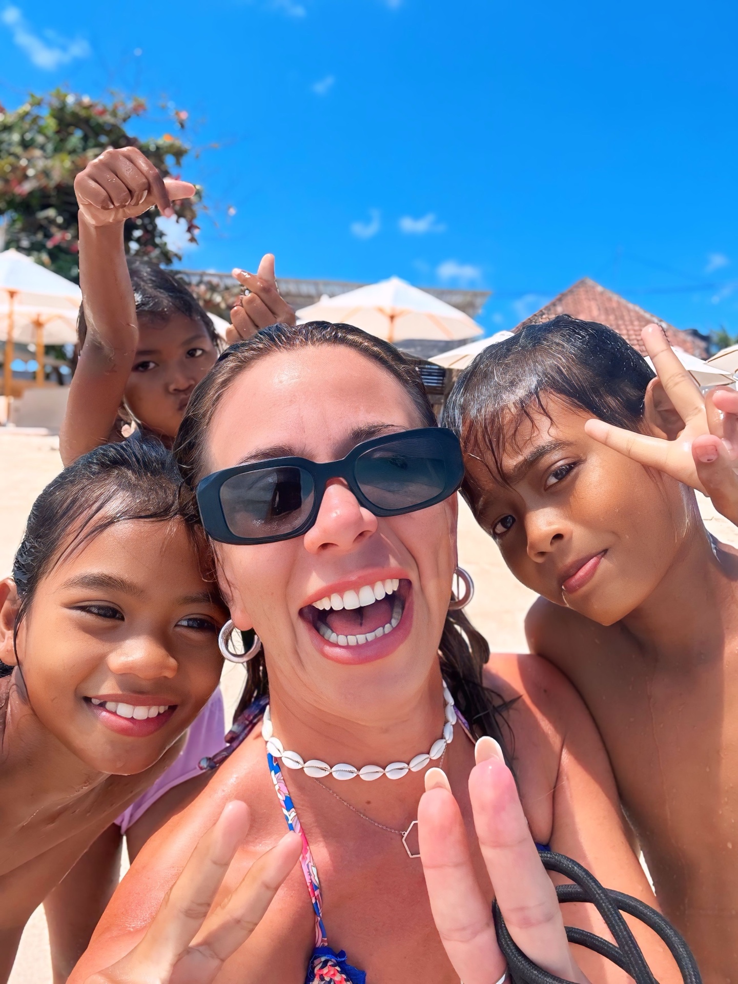 Sissi con bambini locali in Indonesia sotto il sole